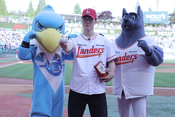 대한항공 점보스 배구단과 SSG 랜더스가 기부금 1146만원을 지역 소외계층 아동들에게 전달했다(사진=SSG)