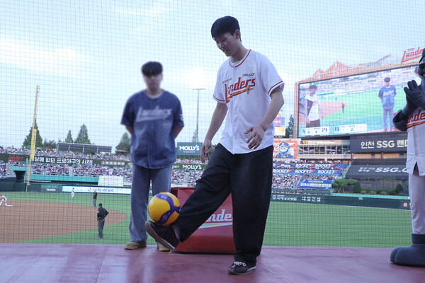 대한항공 점보스 배구단과 SSG 랜더스가 기부금 1146만원을 지역 소외계층 아동들에게 전달했다(사진=SSG)