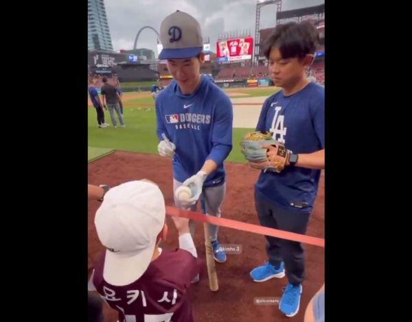 요키시 아들에게 사인을 건네는 김혜성(사진=요키시 아내 케일라의 SNS))