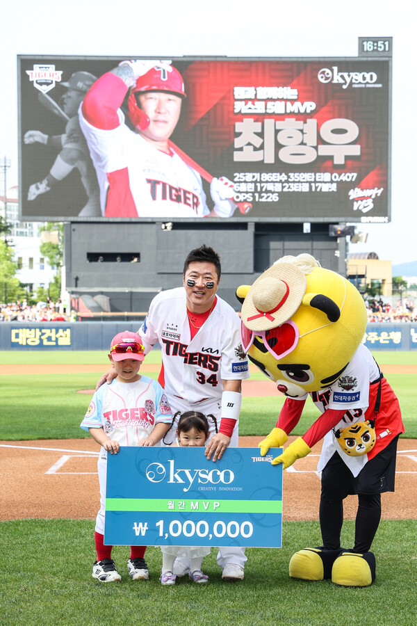 최형우 5월 구단 MVP 수상(사진=KIA)