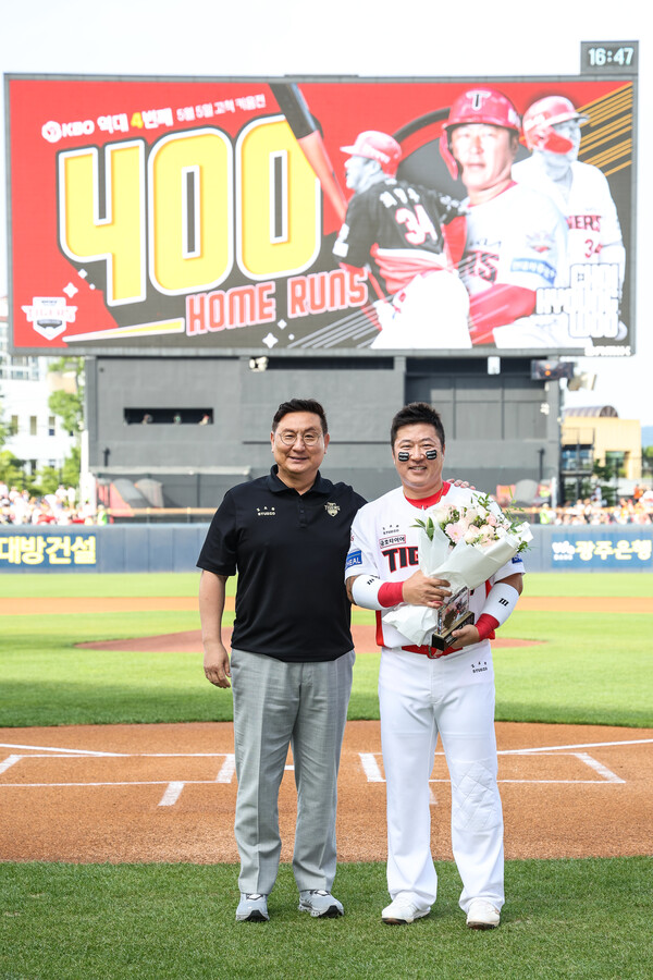 최형우 400홈런 시상식(사진=KIA)