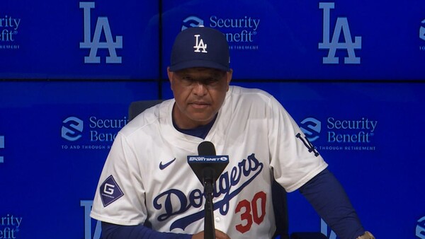 괴로워도 웃는 일류, 로버츠 감독(사진=MLB.com)