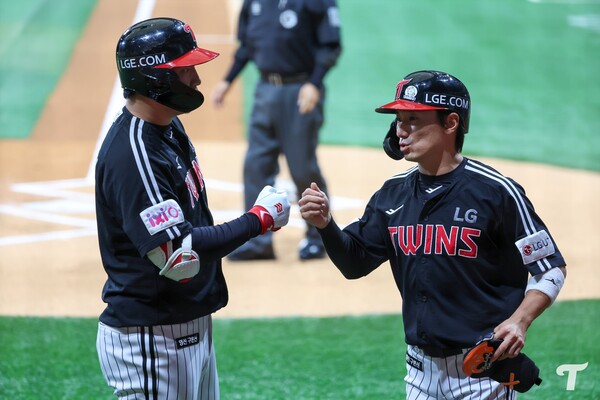 3안타 맹타를 휘두른 신민재(사진=LG)