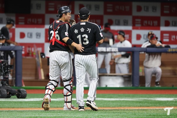 포수 이주헌과 송승기(사진=LG)