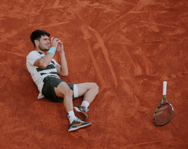 승자의 환희, 카를로스 알카라스가 클레이코트에 누워 기뻐하고 있다(사진=프랑스오픈 SNS)