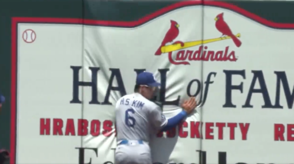 펜스에 부딪히며 장타성 타구를 잡아낸 김혜성(사진=MLB.com)