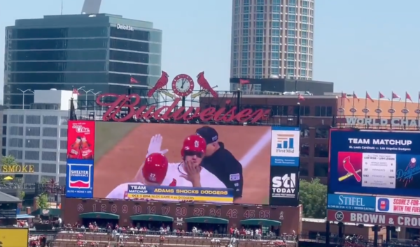 전광판에 무한 반복 재생된 커쇼의 피홈런 영상.