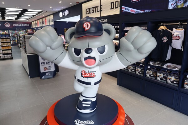 두산은 10일 BGF리테일의 편의점 브랜드 CU와 함께 잠실종합운동장 인근 CU 신천올림픽점에 콜라보 팝업스토어를 오픈했다(사진=두산)