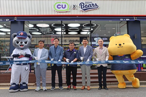 두산은 10일 BGF리테일의 편의점 브랜드 CU와 함께 잠실종합운동장 인근 CU 신천올림픽점에 콜라보 팝업스토어를 오픈했다(사진=두산)