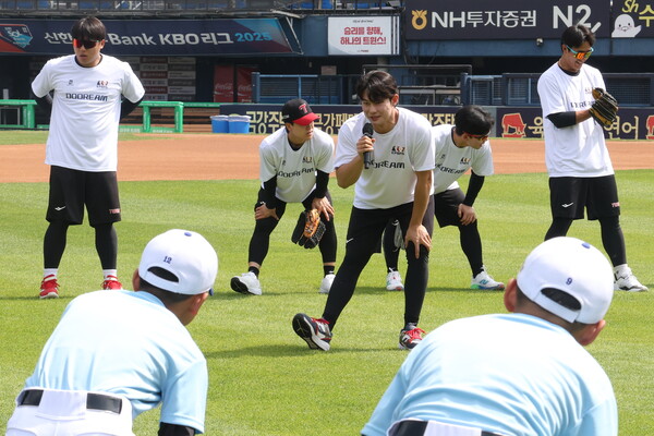 한국프로야구선수협회는 6월 9일 잠실야구장에서 LG 트윈스 선수들이 참여한 유소년 야구클리닉 '두드림(DODREAM)'을 개최했다(사진=선수협)