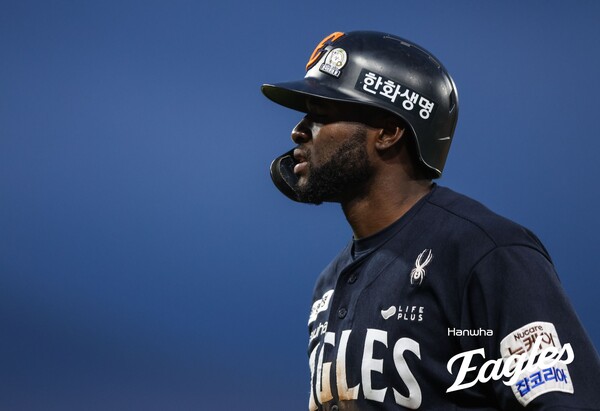 당분간 타자로는 출전이 어려워진 플로리얼(사진=한화)