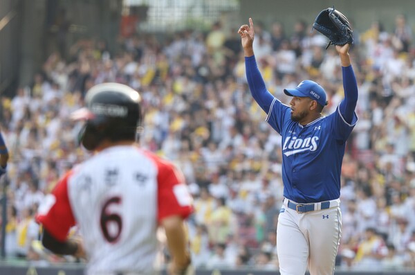 발등 부상으로 이탈하게 된 레예스(사진=삼성)