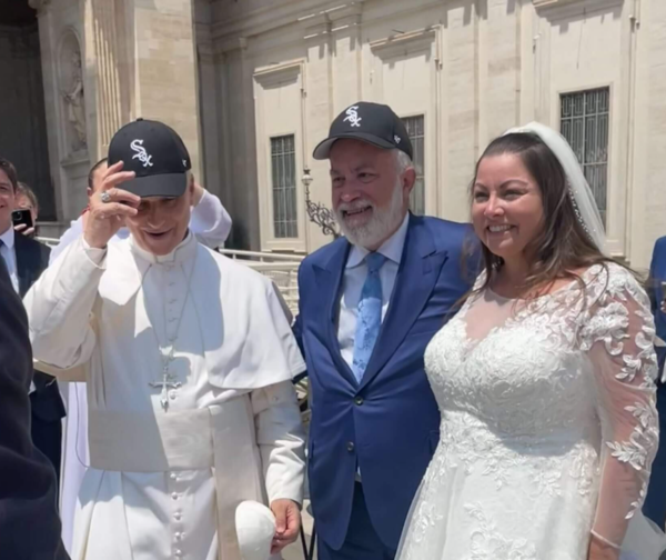 화이트삭스 모자를 쓴 교황(사진=게리 데스테파노 SNS)