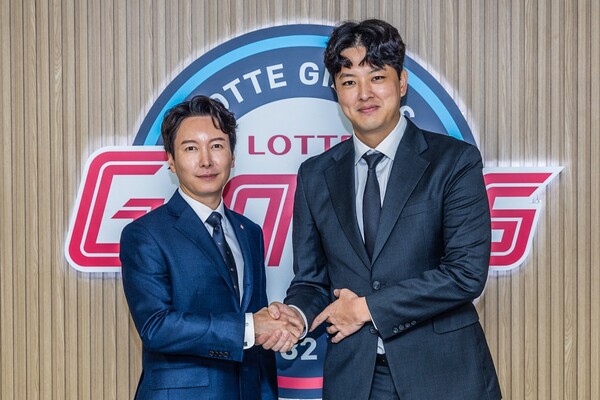 박준혁 단장과 김원중(사진=롯데)