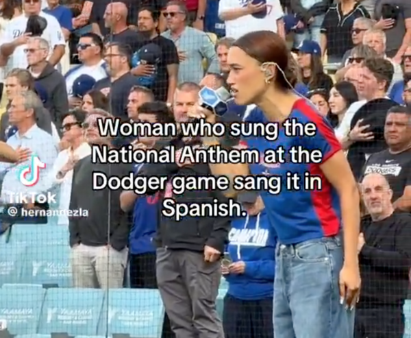 스페인어로 미국 국가를 부르는 네사(사진=네사 틱톡)