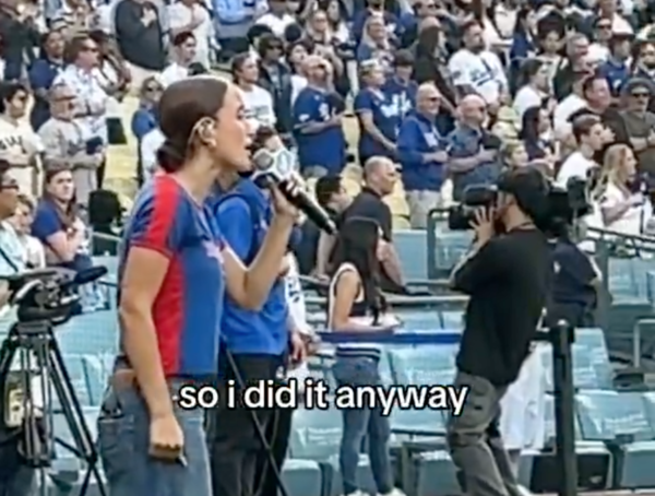 스페인어로 미국 국가를 부르는 네사(사진=네사 틱톡)