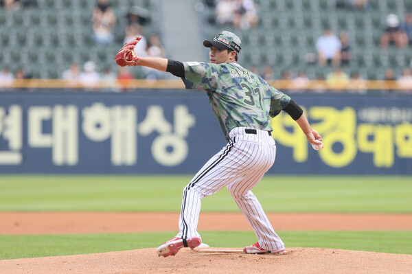 17일 시구자 이정용(사진=LG)