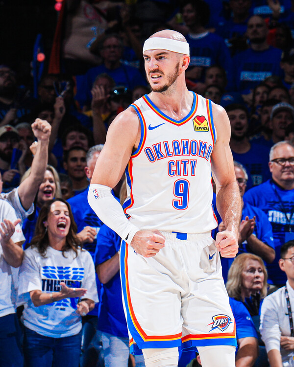 오클라호마시티 썬더가 5차전에서 대승을 거두며 시리즈 3승 2패로 앞서갔다(사진=오클라호마시티 썬더 SNS)