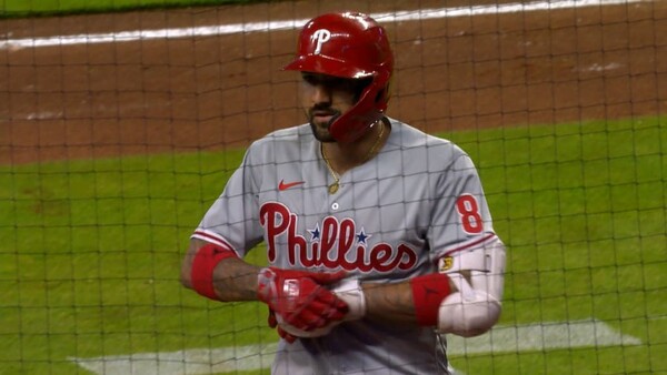 감독을 향한 부적절한 발언으로 경기 라인업에서 제외된 카스테야노스(사진=MLB.com)