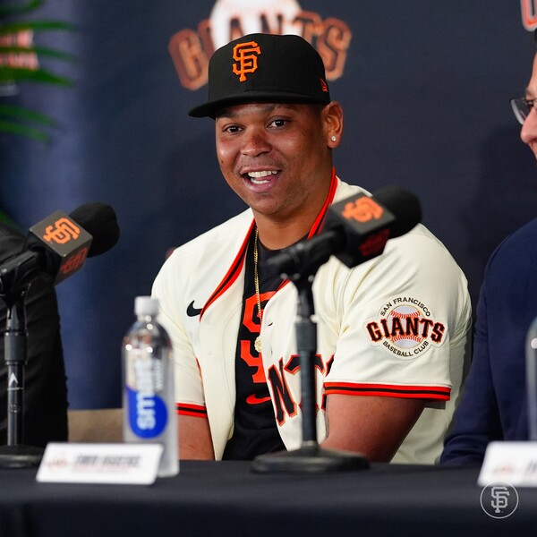 자이언츠 유니폼을 입은 데버스(사진=샌프란시스코 자이언츠 SNS)