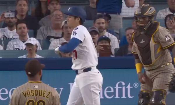 빈볼성 공에 맞고 고통스러워하는 오타니, 분노한 로버츠 감독(사진=MLB.com 화면)