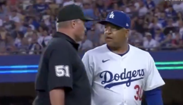 빈볼성 공에 맞고 고통스러워하는 오타니, 분노한 로버츠 감독(사진=MLB.com 화면)