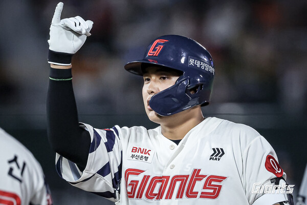 데뷔 3번째 경기에서 3점 홈런을 날린 박재엽(사진=롯데)