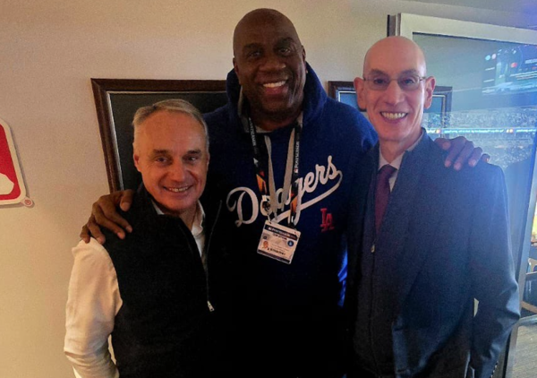 함께 포즈를 취한 롭 맨프레드와 NBA 전설 매직 존슨, 아담 실버 NBA 커미셔너(사진=매직 존슨 SNS)