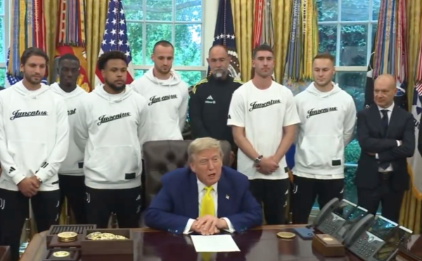 표정이 영 좋지 못한 유벤투스 선수들.