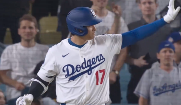 동료들을 말리는 오타니(사진=MLB.com)