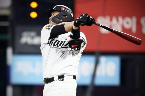 첫 득점이 된 적시타를 날린 장성우(사진=KT)