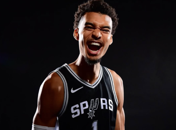 미국 프로농구(NBA) 샌안토니오 스퍼스의 슈퍼스타 빅터 웸반야마(21)가 중국 소림사에서 2주간 쿵푸 수련을 받았다는 사실이 알려져 화제다(사진=웸반야마 SNS)