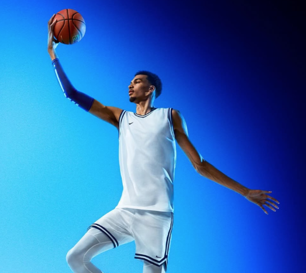 미국 프로농구(NBA) 샌안토니오 스퍼스의 슈퍼스타 빅터 웸반야마(21)가 중국 소림사에서 2주간 쿵푸 수련을 받았다는 사실이 알려져 화제다(사진=웸반야마 SNS)