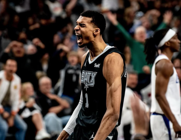 미국 프로농구(NBA) 샌안토니오 스퍼스의 슈퍼스타 빅터 웸반야마(21)가 중국 소림사에서 2주간 쿵푸 수련을 받았다는 사실이 알려져 화제다(사진=웸반야마 SNS)