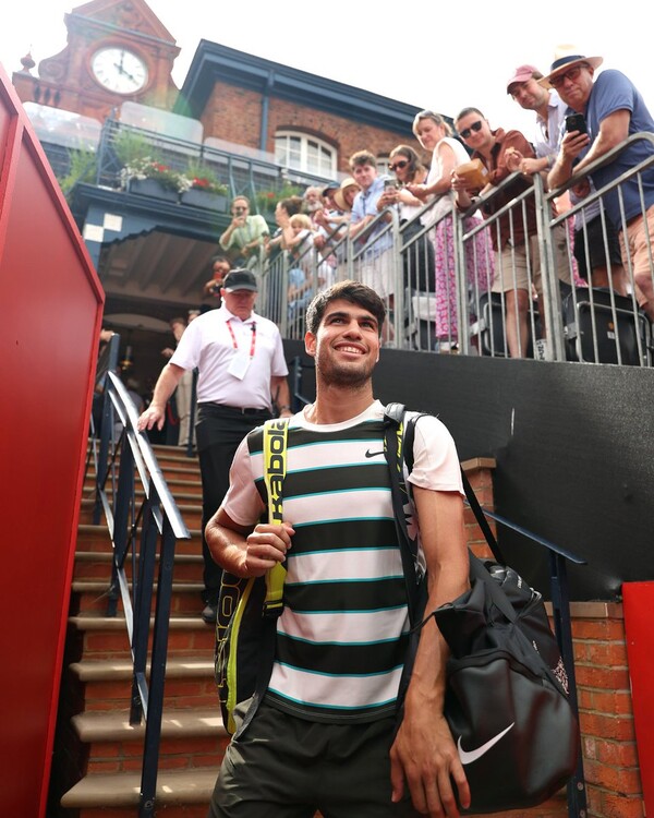 알카라스는 6월 22일(현지시간) 영국 런던 퀸스클럽에서 열린 2025 HSBC 챔피언십 남자 단식 결승에서 세계 30위 이르지 레헤치카(체코)를 꺾고 두 번째 퀸스클럽 타이틀을 차지했다(사진=ATP 투어 SNS).