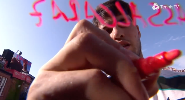 알카라스는 6월 22일(현지시간) 영국 런던 퀸스클럽에서 열린 2025 HSBC 챔피언십 남자 단식 결승에서 세계 30위 이르지 레헤치카(체코)를 꺾고 두 번째 퀸스클럽 타이틀을 차지했다(사진=ATP 투어 SNS).