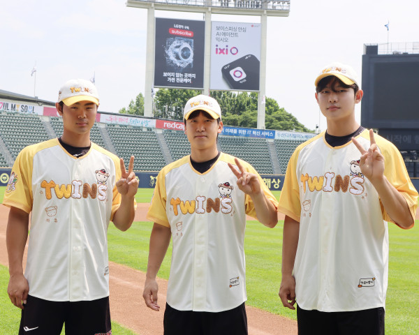 LG 트윈스가 인기 웹툰 캐릭터 '마루는 강쥐'와 손잡고 1020세대 팬들을 겨냥한 특별한 콜라보레이션을 선보인다(사진=LG)