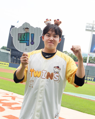 LG 트윈스가 인기 웹툰 캐릭터 '마루는 강쥐'와 손잡고 1020세대 팬들을 겨냥한 특별한 콜라보레이션을 선보인다(사진=LG)