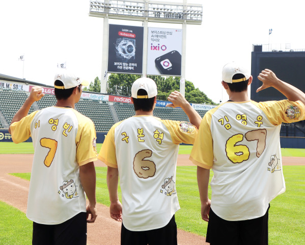 LG 트윈스가 인기 웹툰 캐릭터 '마루는 강쥐'와 손잡고 1020세대 팬들을 겨냥한 특별한 콜라보레이션을 선보인다(사진=LG)