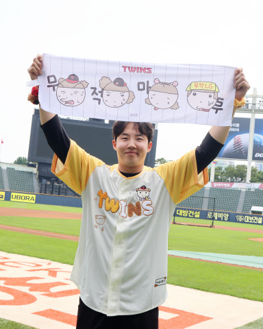 LG 트윈스가 인기 웹툰 캐릭터 '마루는 강쥐'와 손잡고 1020세대 팬들을 겨냥한 특별한 콜라보레이션을 선보인다(사진=LG)