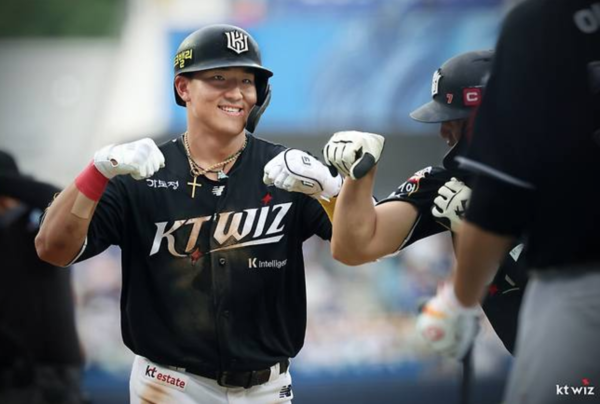 투수들에게 납량특집 같은 공포를 선사하는 안현민(사진=KT)