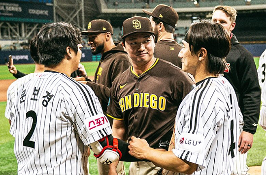 지난해 서울시리즈에서 친정팀 LG 동료들과 만난 파드리스 우완투수 고우석(사진=샌디에이고 파드리스 구단)