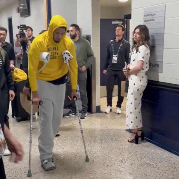 목발을 짚고 코트를 떠나는 할리버튼(사진출처=X.com)