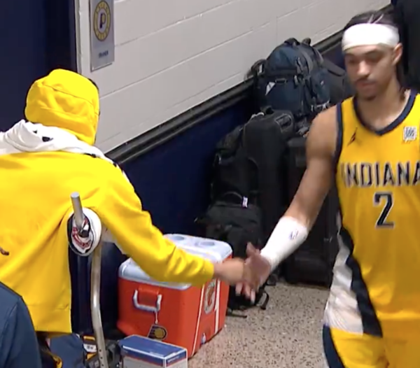 목발을 짚고 동료들을 맞이하는 할리버튼(사진출처=X.com)