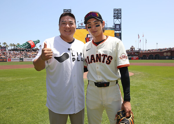 김태균이 23일(한국시간) 미국 메이저리그 샌프란시스코 자이언츠 홈경기에서 시구자로 나섰다. 이정후와 함께 촬영한 사진(사진=티케이오시비)
