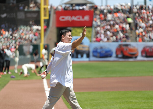 김태균이 23일(한국시간) 미국 메이저리그 샌프란시스코 자이언츠 홈경기에서 시구자로 나섰다. 이정후와 함께 촬영한 사진(사진=티케이오시비)