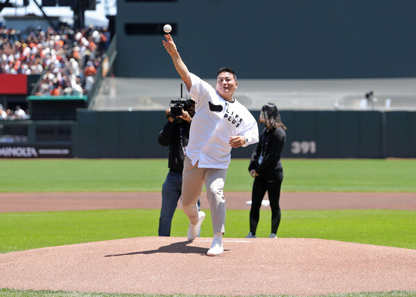 김태균이 23일(한국시간) 미국 메이저리그 샌프란시스코 자이언츠 홈경기에서 시구자로 나섰다. 이정후와 함께 촬영한 사진(사진=티케이오시비)