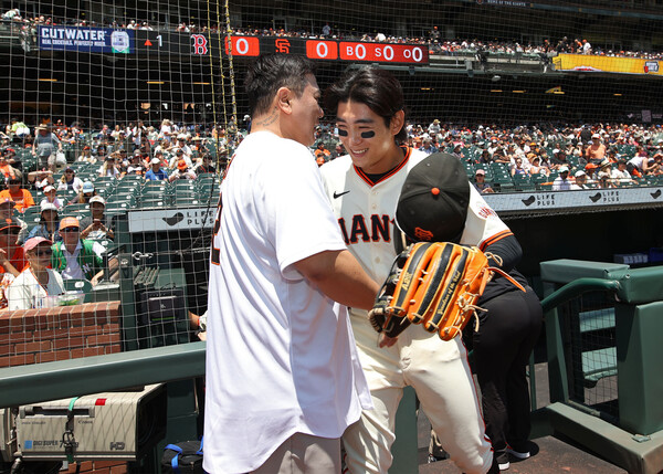 김태균이 23일(한국시간) 미국 메이저리그 샌프란시스코 자이언츠 홈경기에서 시구자로 나섰다. 이정후와 함께 촬영한 사진(사진=티케이오시비)