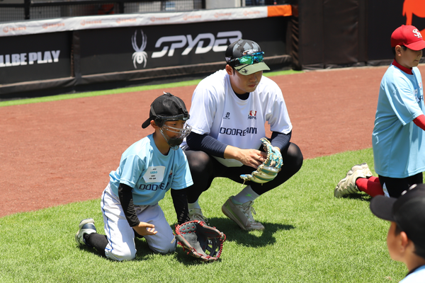 한국프로야구선수협회와 한화 이글스가 23일 공동 개최한 유소년 야구클리닉 '두드림(DODREAM)'에서 약 100여 명의 초등학교 고학년 선수들이 프로 선수들과 함께 땀을 흘렸다(사진=선수협)