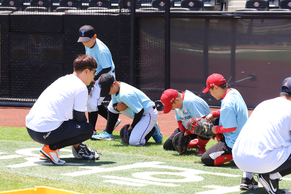 한국프로야구선수협회와 한화 이글스가 23일 공동 개최한 유소년 야구클리닉 '두드림(DODREAM)'에서 약 100여 명의 초등학교 고학년 선수들이 프로 선수들과 함께 땀을 흘렸다(사진=선수협)
